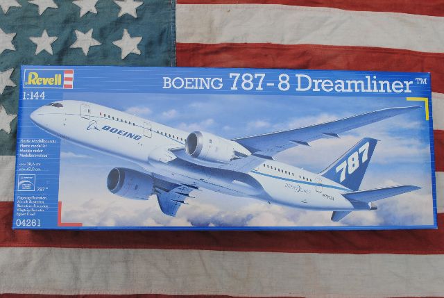 Revell 04261  Boeing 787-8 Dreamliner